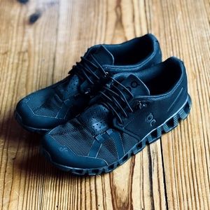 Womens On Cloud all black size 8 Like New running shoe